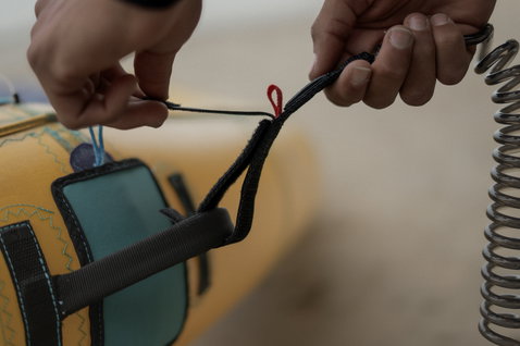 ION Wing Leash Core Coiled Wrist dettaglio attacco alla maniglia del wing in nero