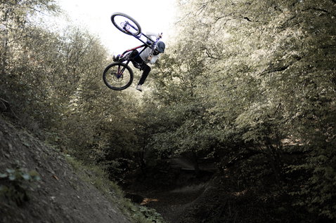 ION Ionic LT cycling pants during mountain biking in forest – lightweight MTB trousers with Air Flow Technology