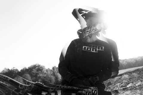 ION GRDXKN Scrub Select MTB-Hose in schwarz beim Mountainbiken am Hang