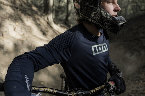 ION GRDXKN Scrub Select MTB Langarm-Trikot in dunkelblau beim Mountainbiken im Wald