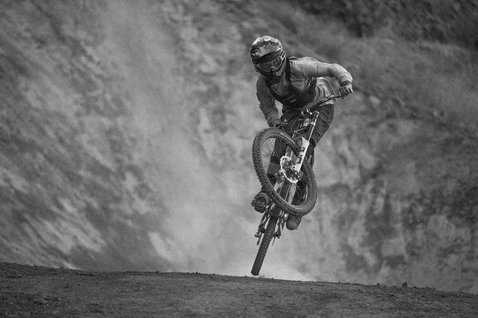 ION ARCON HD Pro chest protector during freeride mountain biking on rocky terrain
