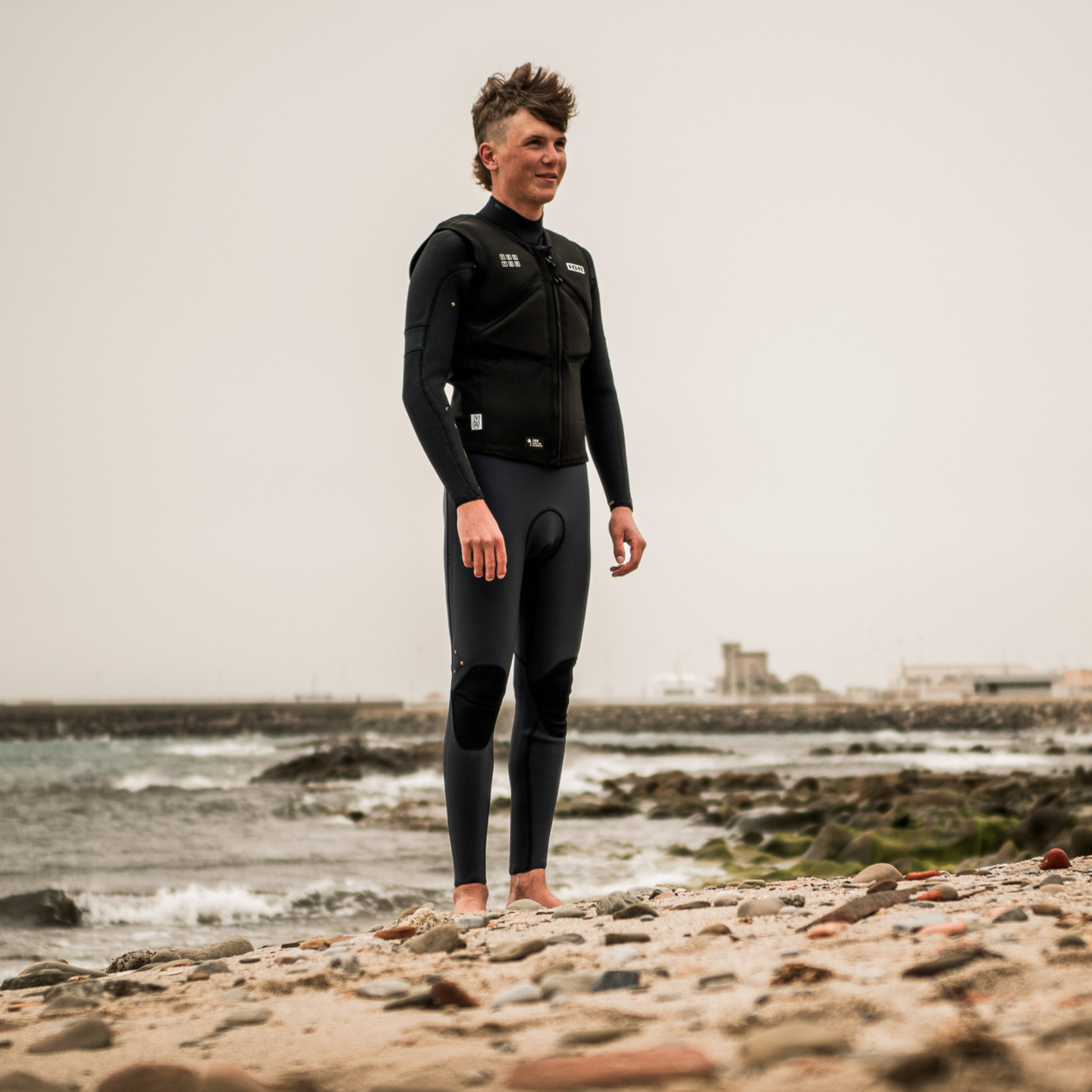 ION Vector Vest Core Front Zip Aufprallschutzweste in schwarz beim Kitesurfen an der Küste