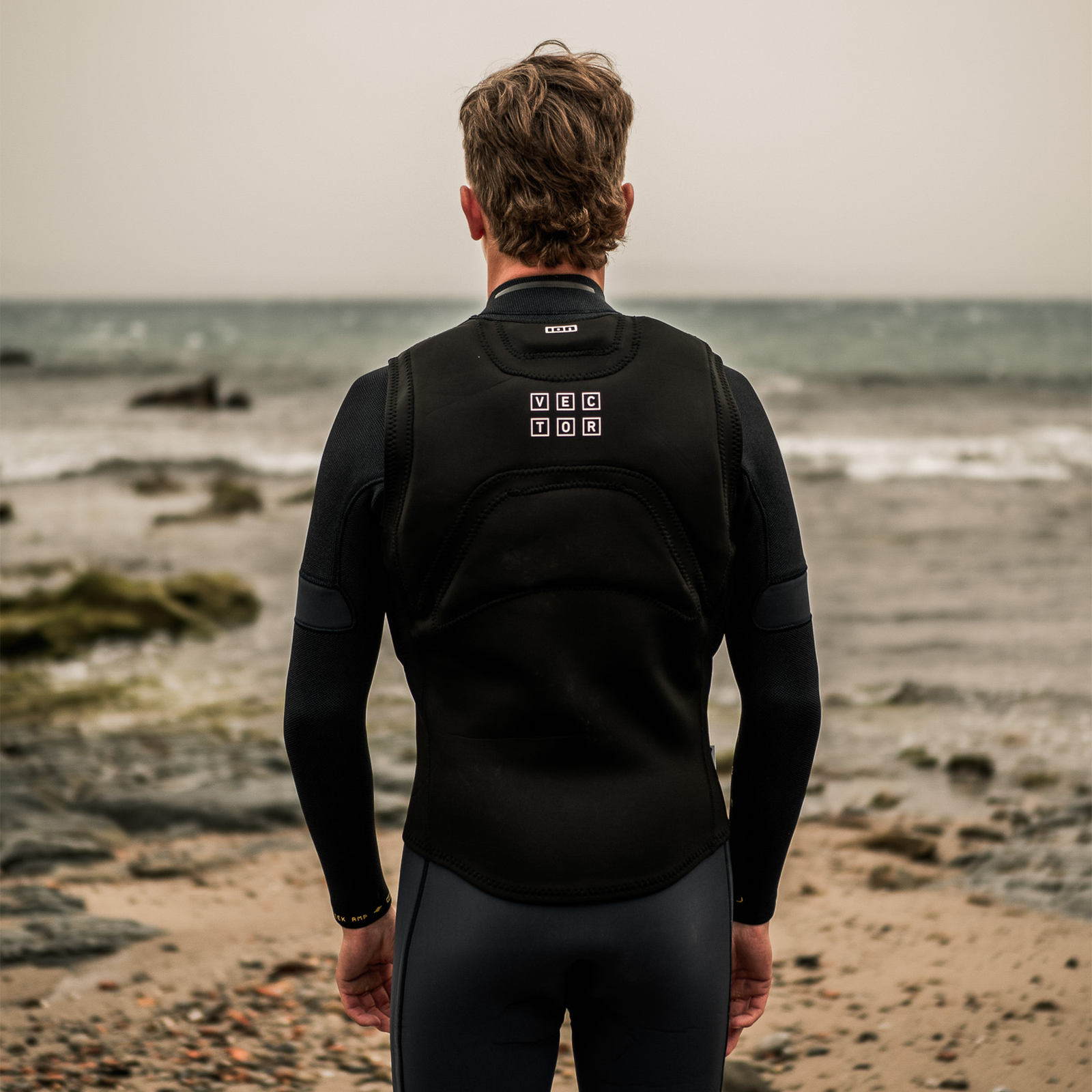 ION Vector Core Front Zip Prallschutzweste für Herren in schwarz beim Kitesurfen an der Küste