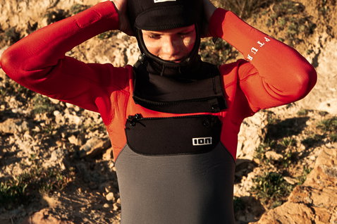 Cappuccio in neoprene ION Capture 6/5mm con zip frontale in nero durante gli sport acquatici