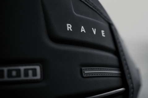 Harnais de taille ION Rave en noir – détail du panneau EVA moulé avec logo du modèle