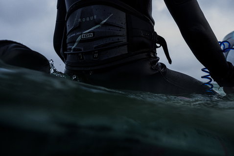 ION Rogue Hüfttrapez in schwarz beim Wing Foiling auf dem Meer