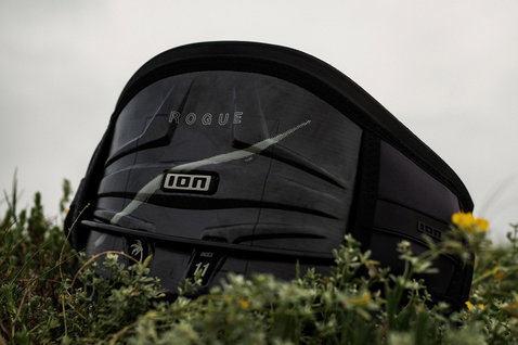 ION Rogue Wing Foil Hüfttrapez in schwarz mit CURV®-Rückenplatte und beweglichem Haken