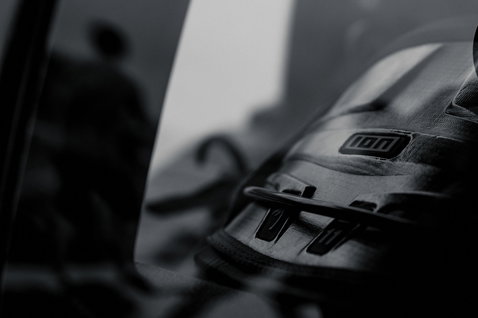 ION Rogue Hüfttrapez in schwarz Detail mit Spreizstangenhaken für Wing Foiling