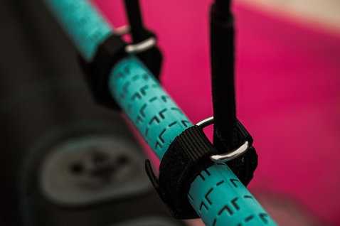 ION Wing Harness Line con protezione tubo verde acqua e anelli D su boma, vista dettaglio