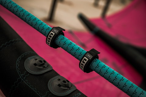 ION Wing Harness Line 25.5"/65cm in turchese e nero – dettaglio con anelli di fissaggio su boma wing foil