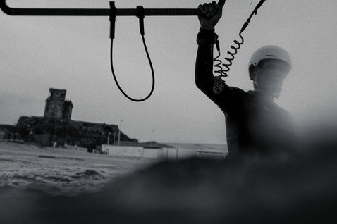 ION Wing Harness Line in uso durante una sessione di wing foiling sulla costa