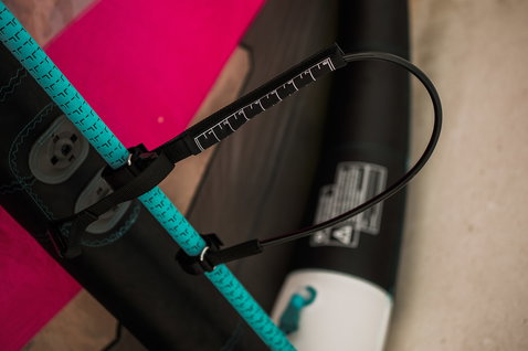 ION Wing Harness Line Vario linea da imbracatura regolabile in nero e turchese – dettaglio sistema di regolazione