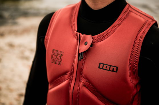 ION_Water_Collision-Vest-Core-Front-Zip-men_Action-Shots_1