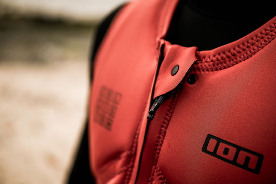 ION_Water_Collision-Vest-Core-Front-Zip-men_Action-Shots_5