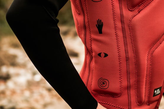 ION_Water_Collision-Vest-Core-Front-Zip-men_Action-Shots_4