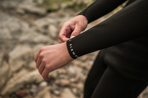 ION Element muta 4/3mm back-zip uomo in nero – dettaglio polsino