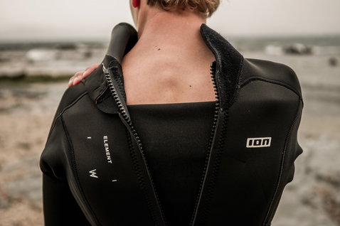 ION Element muta neoprene 4/3mm zip posteriore uomo in nero durante sport acquatici sulla costa