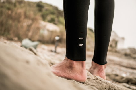 ION Element muta integrale 4/3mm zip dorsale uomo in nero sulla costa