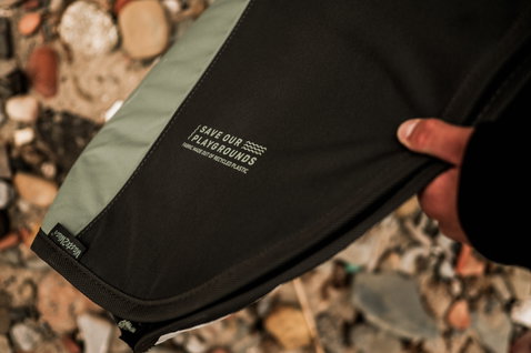 ION Wing Boardbag Core Slim board bag in black and olive green – recycled material detail