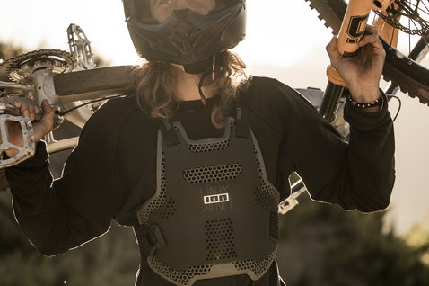 ION ARCON HD Pro chest protector in black during mountain biking in outdoor terrain