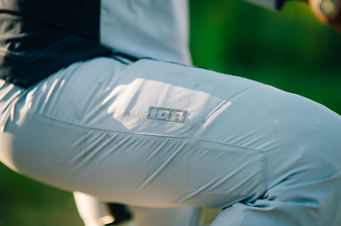 ION Scrub Amp women cycling pants in light grey-blue during mountain biking in the forest
