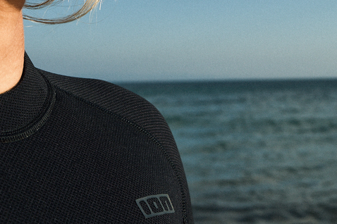 ION Amaze Amp Shorty Longsleeve Back-Zip Neoprenanzug in schwarz beim Surfen am Meer