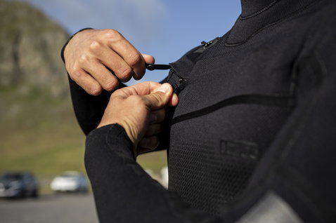 ION Seek Select muta 5/4mm zip frontale uomo in nero dettaglio chiusura lampo sulla costa