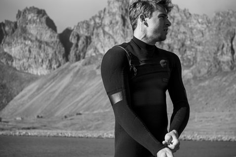 ION Seek Select combinaison néoprène 4/3mm zip frontal en noir sur la côte islandaise