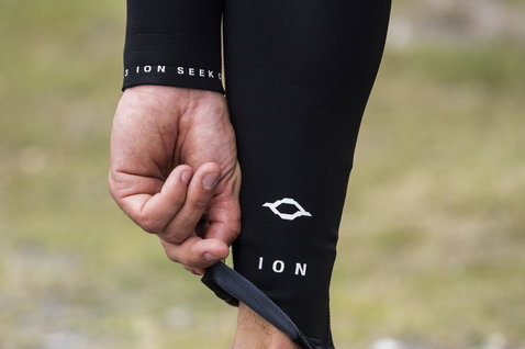 ION Seek Core 5/4mm Back-Zip Neoprenanzug Herren in schwarz – Knöcheldetail