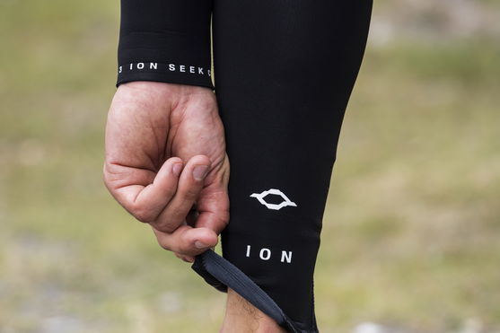 ION_Water_Seek-Core-5/4-Back-Zip-men_Action-Shots_6