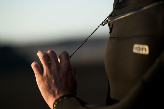 ION_Water_Seek-Core-3/2-Shorty-LS-Front-Zip-men_Action-Shots_2