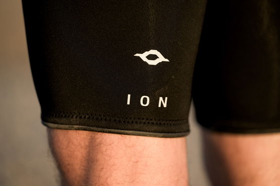 ION_Water_Seek-Core-3/2-Shorty-LS-Front-Zip-men_Action-Shots_5