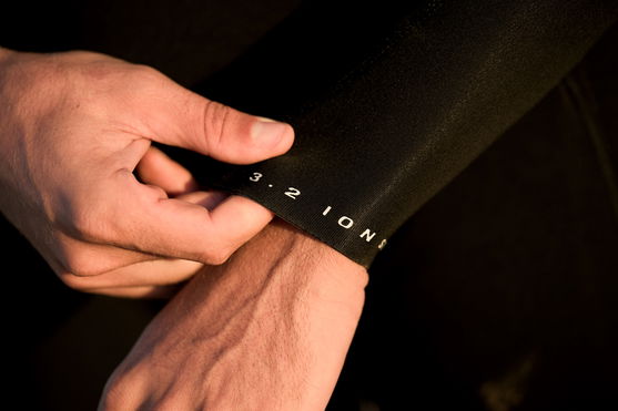 ION_Water_Seek-Core-3/2-Shorty-LS-Front-Zip-men_Action-Shots_3