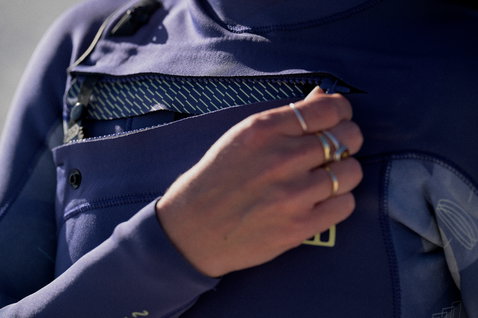 ION Amaze Core 3/2 mm Front-Zip Neoprenanzug Damen in schieferblau – Detail Frontverschluss