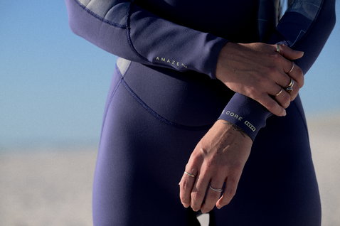 ION Amaze Core 3/2 mm Front-Zip Neoprenanzug Damen in dunkelblau, Detailansicht an der Küste