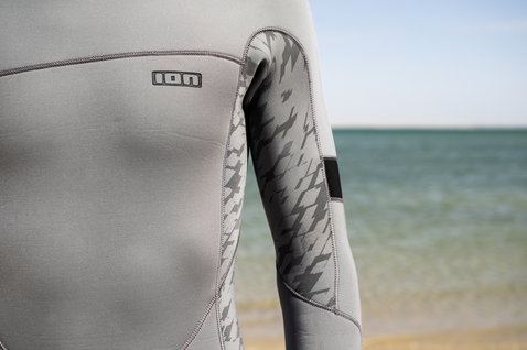 ION Seek Core muta 5/4mm zip dorsale uomo in grigio pietra, dettaglio manica