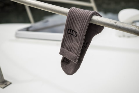 ION Ionic chaussettes longues unisexe en gris taupe foncé en coton biologique