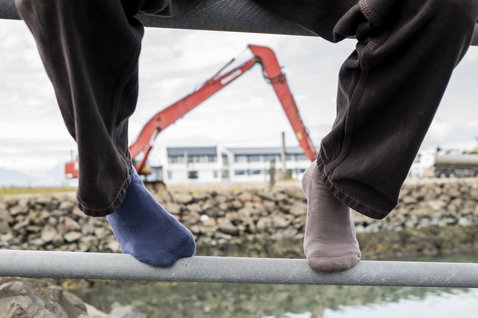 Chaussettes ION Ionic en bleu ardoise et taupe portées sur la côte islandaise