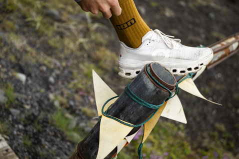 Chaussettes longues unisexes ION Ionic en olive lors d'une aventure outdoor en Islande