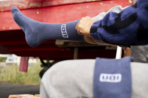Chaussettes longues unisexes ION Ionic en bleu ardoise portées en extérieur