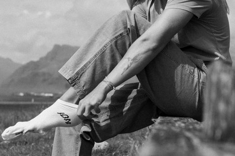 Calzini unisex ION Ionic Light in bianco indossati in un paesaggio montano islandese