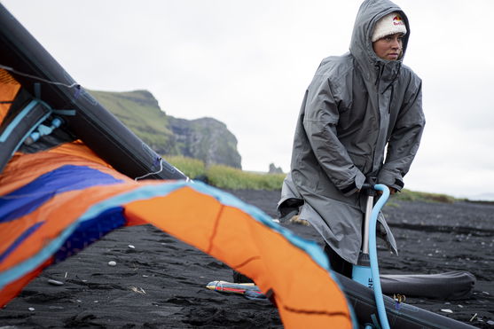 ION_Water_Storm-Coat-unisex_Action-Shots_5