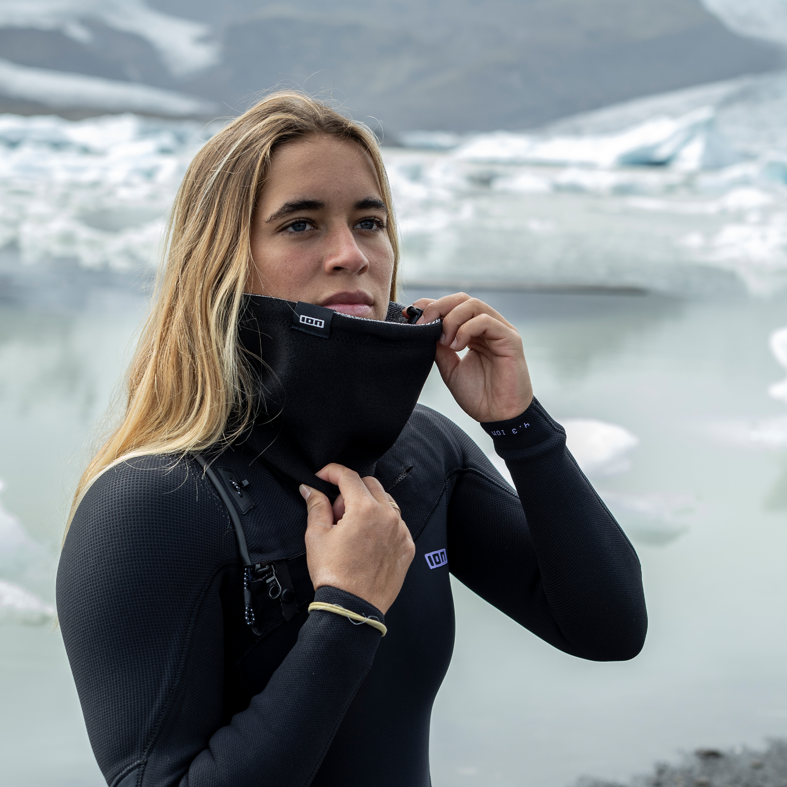 Cache-cou en néoprène ION Bandit en noir porté lors d'activités nautiques près d'une lagune glaciaire