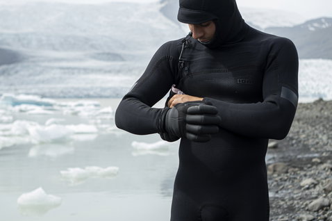 ION Claw neoprene gloves 3/2mm in black during watersports at an Icelandic glacier lagoon