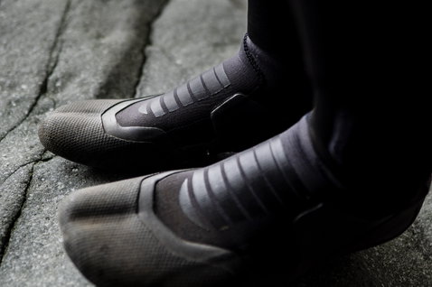 ION Plasma Boots 3/2 Internal Split neoprene boots during kitesurfing on volcanic rocks in Iceland in black