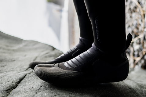 ION Plasma Boots 3/2 Internal Split neoprene boots during kitesurfing at the Icelandic coast in black
