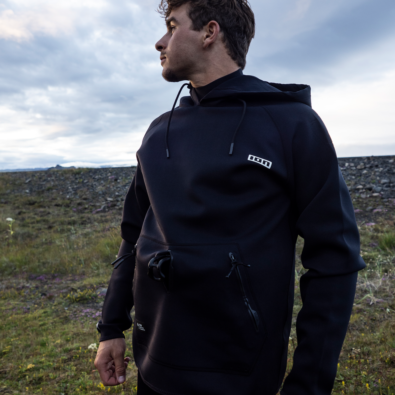 ION Neo Hoody Lite Neopren-Hoodie für Herren in schwarz beim Kitesurfen an der Küste