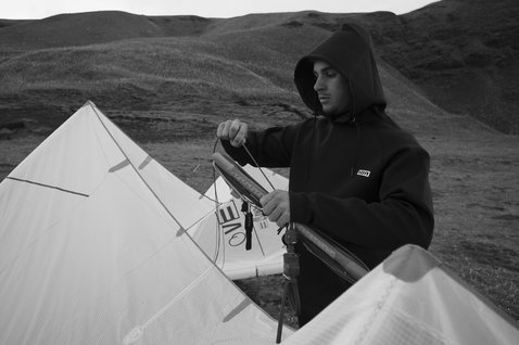 ION Neo Hoody Lite sweat neoprène homme en noir lors d'une session de kitesurf en Islande