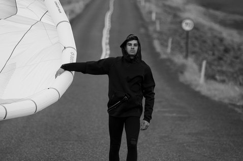 ION Neo Hoody Lite homme hoody néoprène en noir lors du wing foiling en Islande