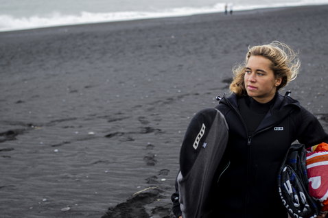 ION Surf Sock Stubby protezione tavola 5'3" in nero durante una sessione di surf sulla spiaggia di sabbia nera in Islanda